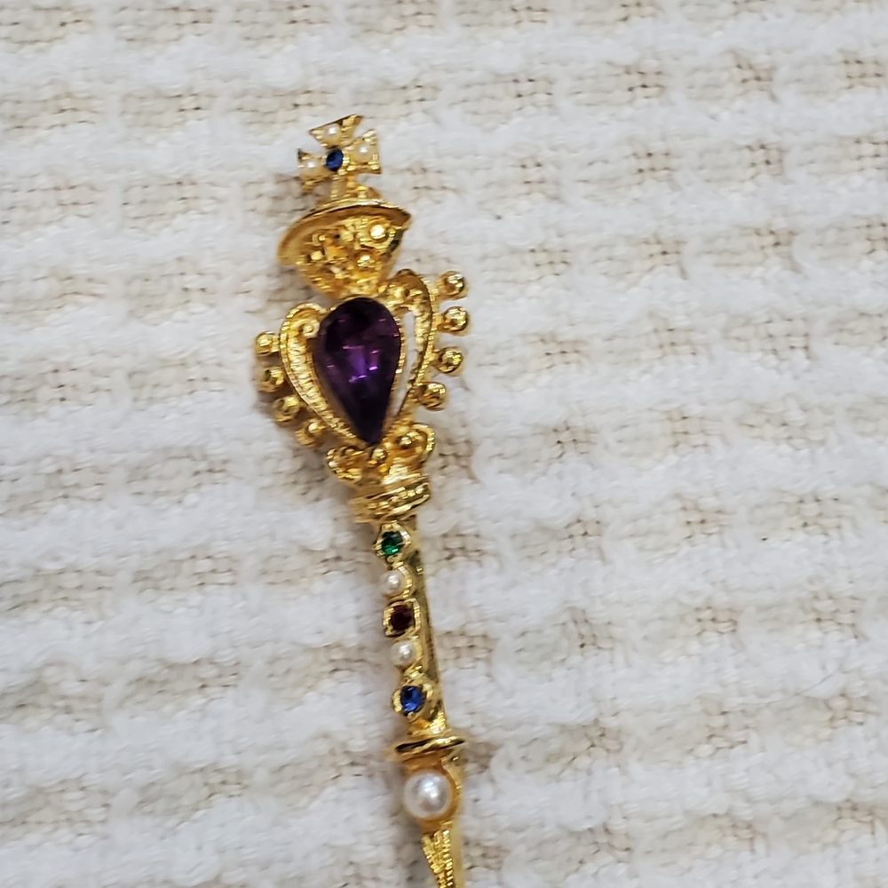 Scepter Pin - Picture 2 of 3